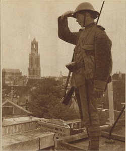 874362 Afbeelding van een schildwacht op het dak van Hotel de l'Europe (Vredenburg 14) te Utrecht, tijdens een ...